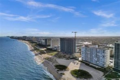Condo in Pompano Beach, Florida, 2 bedrooms  № 2084616 - photo 2