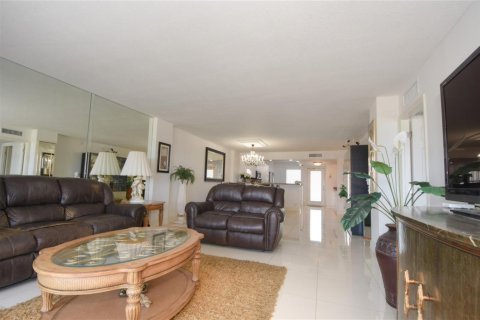Condo in Pompano Beach, Florida, 2 bedrooms  № 2084616 - photo 21