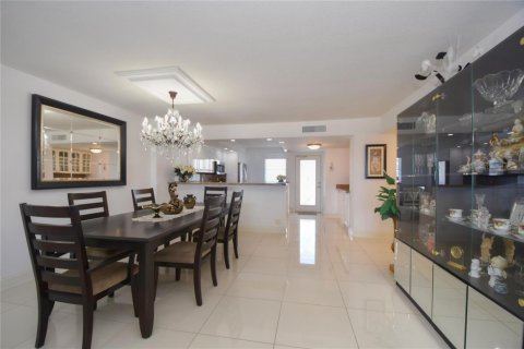 Condo in Pompano Beach, Florida, 2 bedrooms  № 2084616 - photo 17
