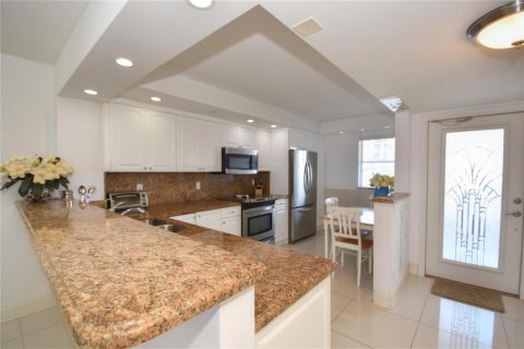 Condo in Pompano Beach, Florida, 2 bedrooms  № 2084616 - photo 9