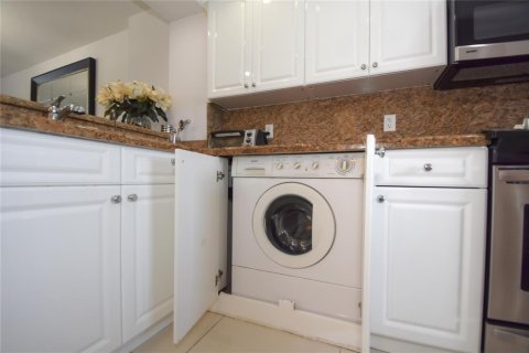 Condo in Pompano Beach, Florida, 2 bedrooms  № 2084616 - photo 14