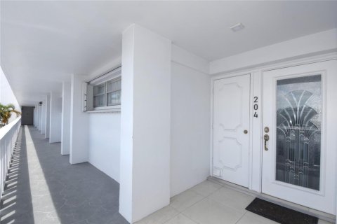 Condo in Pompano Beach, Florida, 2 bedrooms  № 2084616 - photo 6