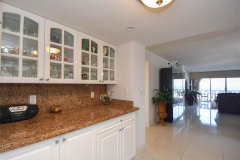 Condo in Pompano Beach, Florida, 2 bedrooms  № 2084616 - photo 8
