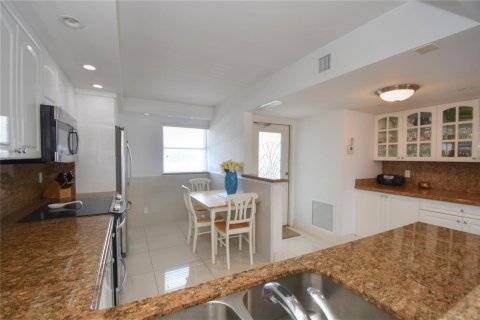 Condo in Pompano Beach, Florida, 2 bedrooms  № 2084616 - photo 11
