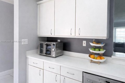 Touwnhouse à vendre à Miami, Floride: 3 chambres, 152.17 m2 № 2033706 - photo 5