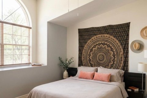 Touwnhouse à vendre à Miami, Floride: 3 chambres, 152.17 m2 № 2033706 - photo 2