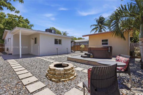 House in Hollywood, Florida 3 bedrooms, 142.23 sq.m. № 2086963 - photo 13
