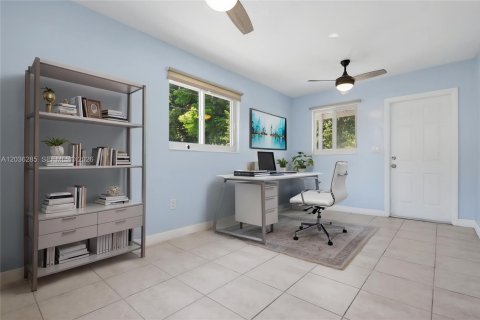 House in Hollywood, Florida 3 bedrooms, 142.23 sq.m. № 2086963 - photo 11