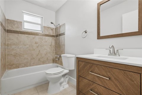 House in Hollywood, Florida 3 bedrooms, 142.23 sq.m. № 2086963 - photo 10