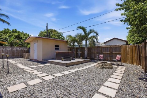 House in Hollywood, Florida 3 bedrooms, 142.23 sq.m. № 2086963 - photo 12