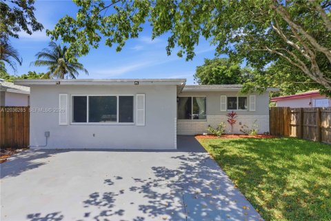 House in Hollywood, Florida 3 bedrooms, 142.23 sq.m. № 2086963 - photo 2