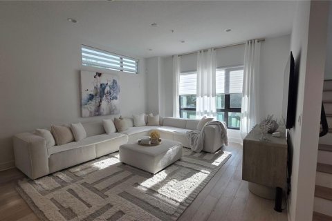 Снять в аренду таунхаус в Тампа, Флорида 7 комнат, 279.08м2, № 2099352 - фото 6