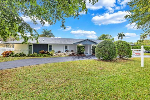 Commercial property in Hollywood, Florida № 1790561 - photo 9
