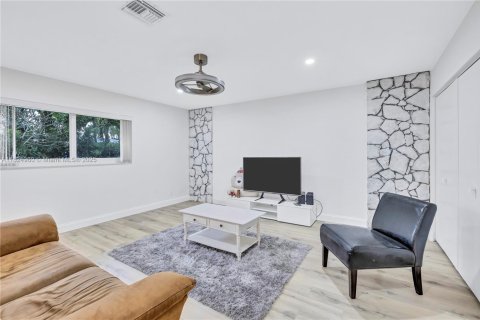 Commercial property in Hollywood, Florida № 1790561 - photo 4