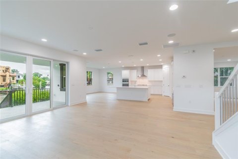 House in Tampa, Florida 5 bedrooms, 351.54 sq.m. № 1658387 - photo 3