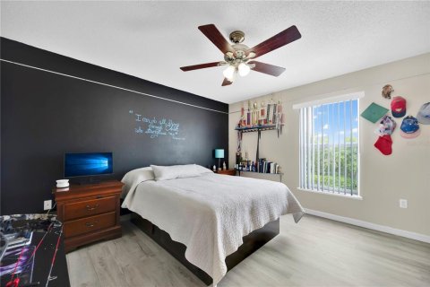 House in Kissimmee, Florida 4 bedrooms, 259.85 sq.m. № 2109750 - photo 17