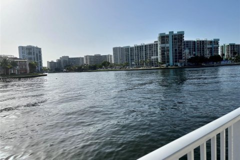 Condominio en alquiler en Hollywood, Florida, 1 dormitorio, 83.61 m2 № 1991815 - foto 15