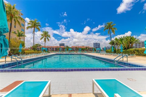 Condominio en alquiler en Hollywood, Florida, 1 dormitorio, 83.61 m2 № 1991815 - foto 9