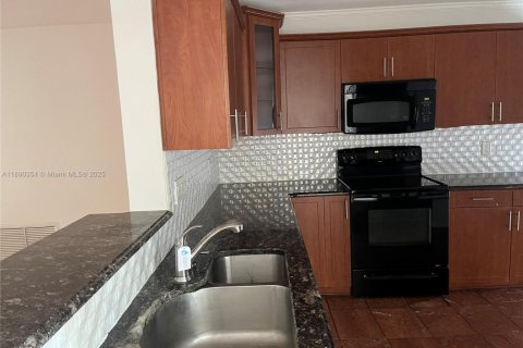 Touwnhouse à louer à Miami, Floride: 3 chambres, 167.87 m2 № 1943277 - photo 2