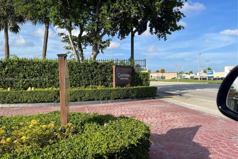 Touwnhouse à louer à Miami, Floride: 3 chambres, 167.87 m2 № 1943277 - photo 1