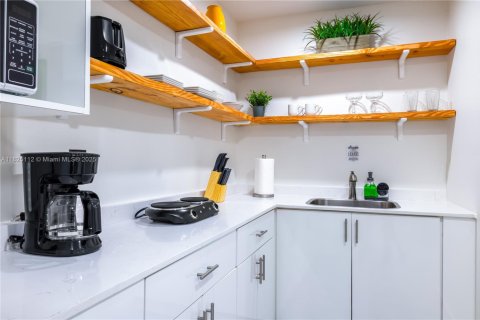 Commercial property in Miami, Florida 1 bedroom, 46.45 sq.m. № 2022459 - photo 2