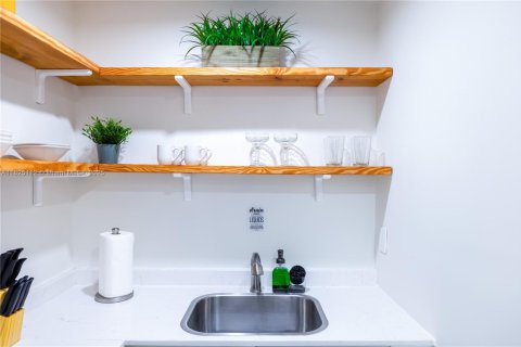 Commercial property in Miami, Florida 1 bedroom, 46.45 sq.m. № 2022459 - photo 8