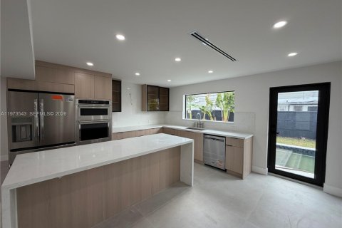 Casa en alquiler en Miami, Florida, 6 dormitorios, 222.97 m2 № 2041380 - foto 6