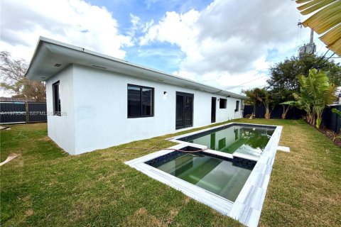 Casa en alquiler en Miami, Florida, 6 dormitorios, 222.97 m2 № 2041380 - foto 25