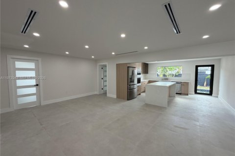Casa en alquiler en Miami, Florida, 6 dormitorios, 222.97 m2 № 2041380 - foto 8