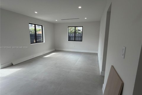 Casa en alquiler en Miami, Florida, 6 dormitorios, 222.97 m2 № 2041380 - foto 12