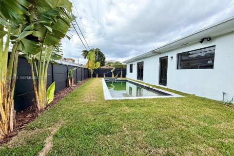 Casa en alquiler en Miami, Florida, 6 dormitorios, 222.97 m2 № 2041380 - foto 22