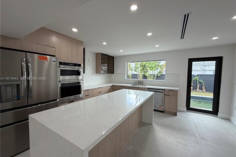 Casa en alquiler en Miami, Florida, 6 dormitorios, 222.97 m2 № 2041380 - foto 5