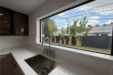 Casa en alquiler en Miami, Florida, 6 dormitorios, 222.97 m2 № 2041380 - foto 7