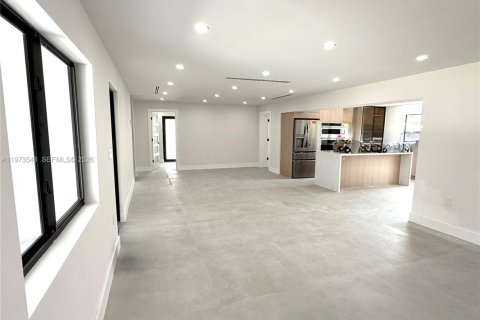 Casa en alquiler en Miami, Florida, 6 dormitorios, 222.97 m2 № 2041380 - foto 3