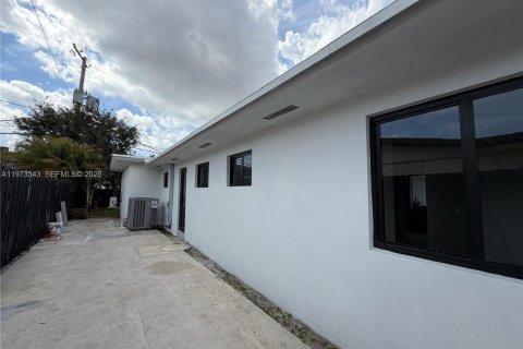 Casa en alquiler en Miami, Florida, 6 dormitorios, 222.97 m2 № 2041380 - foto 15
