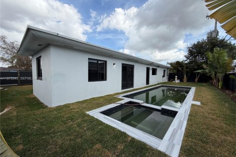 Casa en alquiler en Miami, Florida, 6 dormitorios, 222.97 m2 № 2041380 - foto 13