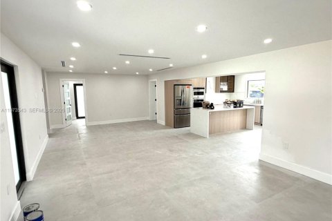 Casa en alquiler en Miami, Florida, 6 dormitorios, 222.97 m2 № 2041380 - foto 4