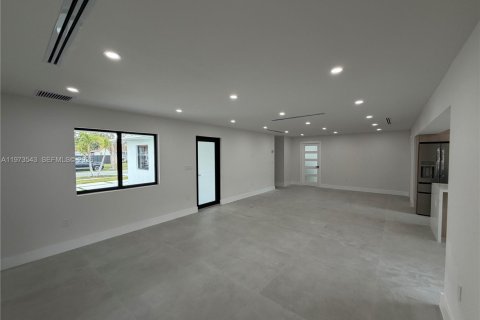 Casa en alquiler en Miami, Florida, 6 dormitorios, 222.97 m2 № 2041380 - foto 11