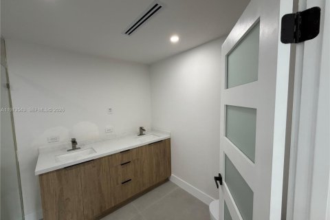 Casa en alquiler en Miami, Florida, 6 dormitorios, 222.97 m2 № 2041380 - foto 10