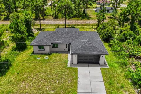 House in Lehigh Acres, Florida 4 bedrooms, 151.62 sq.m. № 2238381 - photo 4