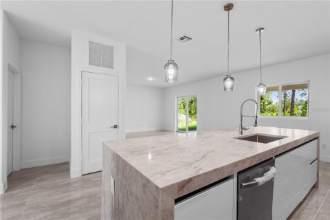 House in Lehigh Acres, Florida 4 bedrooms, 151.62 sq.m. № 2238381 - photo 10