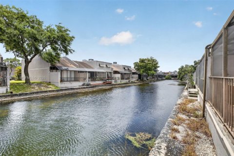 Touwnhouse à vendre à Pembroke Pines, Floride: 3 chambres, 155.33 m2 № 2070785 - photo 20