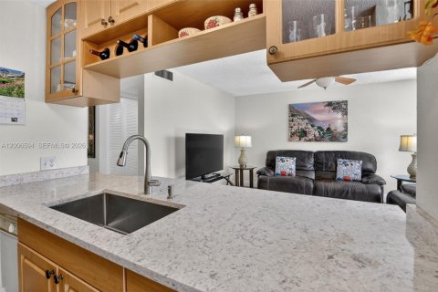 Touwnhouse à vendre à Pembroke Pines, Floride: 3 chambres, 155.33 m2 № 2070785 - photo 14