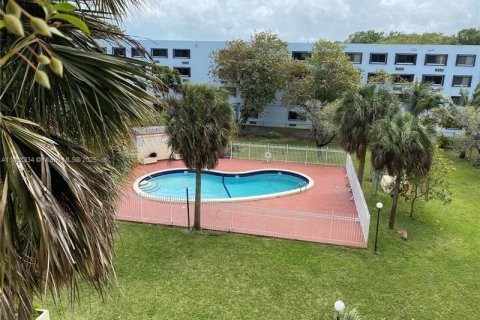 Condo in Miami, Florida, 2 bedrooms  № 1865259 - photo 6