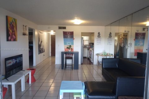 Condo in Miami, Florida, 2 bedrooms  № 1865259 - photo 7