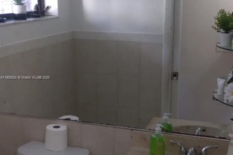 Condo in Miami, Florida, 2 bedrooms  № 1865259 - photo 9