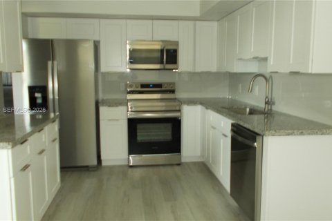 Copropriété à louer à Pembroke Pines, Floride: 2 chambres, 140.1 m2 № 2001329 - photo 2