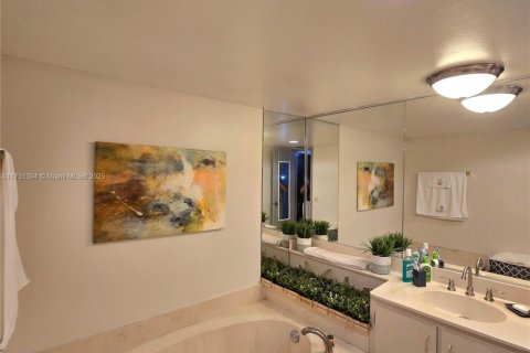 Condo in Lauderhill, Florida, 2 bedrooms  № 1958764 - photo 11