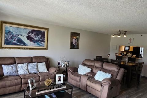 Condo in Lauderhill, Florida, 2 bedrooms  № 1958764 - photo 18