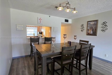 Condo in Lauderhill, Florida, 2 bedrooms  № 1958764 - photo 19